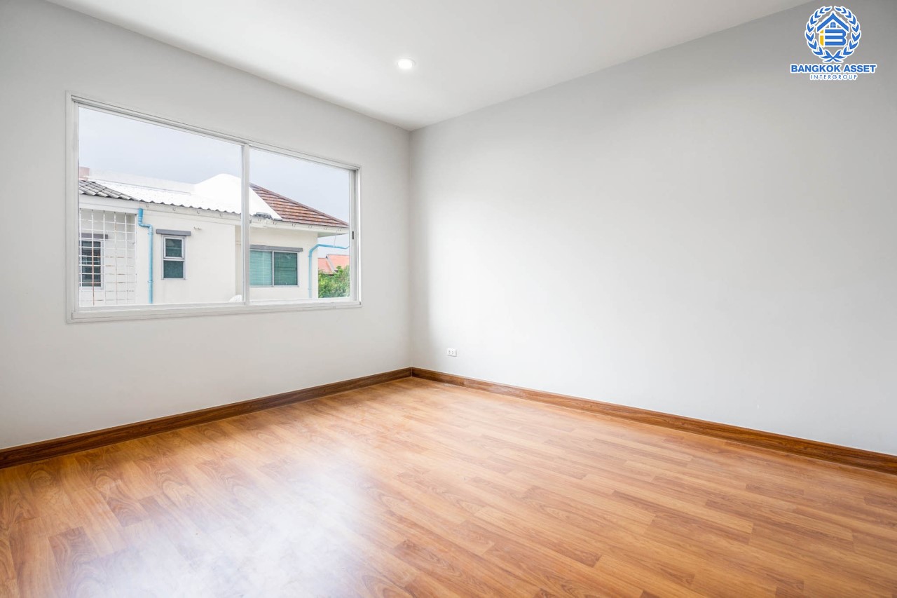 บ้านมือสองตกแต่งใหม่ แบรนด์หรู Sansiri โครงการ พลัสซิตี้พาร์ค งามวงศ์วาน25 ทาวน์โฮม 3 ชั้น ใจกลางเมือง เนื้อที่ 21.3 ตร.ว. ฟังก์ชันพร้อม 3 ห้องนอน 3 ห้องน้ำ จอดรถได้ 2 คัน บนทำเลศักยภาพ เข้า-ออกได้ 3 เส้นทาง ใกล้แหล่ง Community ชั้นนำ เดอะมอลล์งามวงศ์วาน ทางด่วน "งามวงศ์วาน" และรถไฟฟ้า "สถานีศูนย์ราชการนนทบุรี"